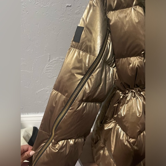 NWT very oversized Athletes Alicia Keyes gold puffy - Picture 11 of 11